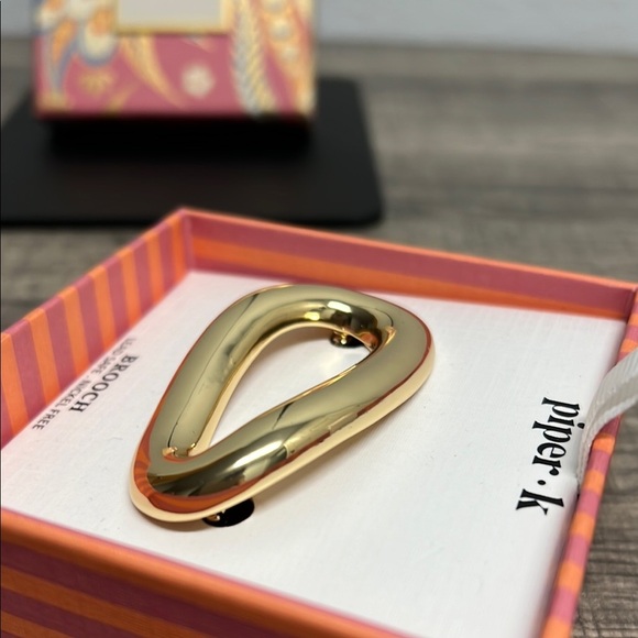 Piper K | Oval Brooch ✨ - Picture 5 of 6
